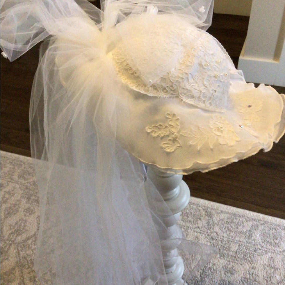 SPRING WEDDING SPECIAL:    Elegant White Lace wedding veil/hat